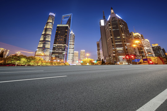 沥青地面和现代建筑夜景