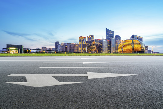 柏油马路和现代建筑背景