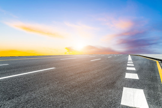 柏油路地面天际线和天空背景