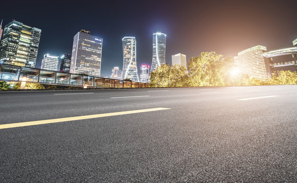 城市道路天际线和现代建筑夜景