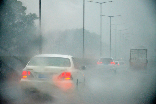 雨雾行车