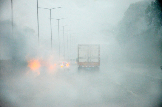 雨雾行车