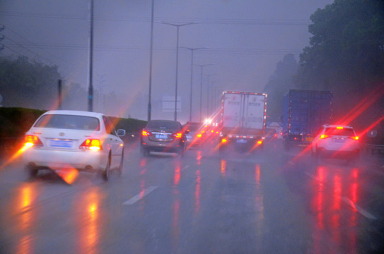 雨雾行车