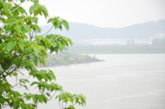 雨天河流