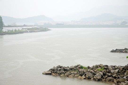 雨天河流