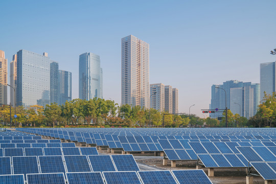 现代城市建筑和太阳能发电站