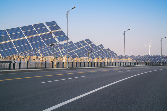 高速公路边风力和太阳能发电机