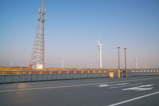 高速公路边风力和太阳能发电机