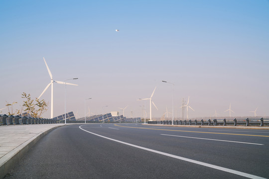 高速公路边风力和太阳能发电机