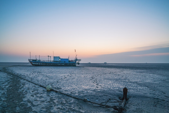 日出朝霞下的海滩风光