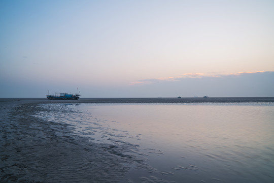 日出朝霞下的海滩风光