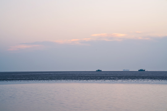 日出朝霞下的海滩风光