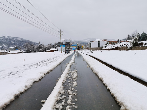 雪天道路湿滑路面