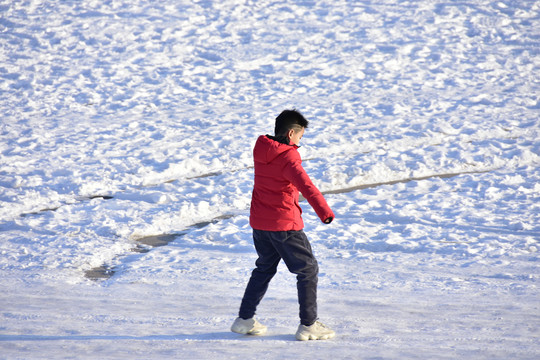 男孩走在雪地里