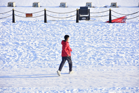 雪地里奔跑的男孩