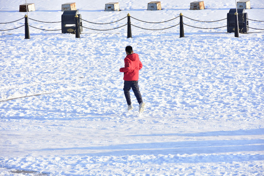 雪地里奔跑的小孩