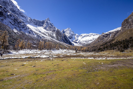 川西高原毕棚沟雪山风光