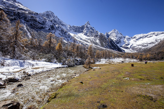 川西高原毕棚沟雪山风光