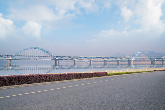 浙江杭州城市建筑和钱塘江风光