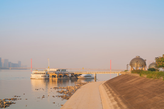 浙江杭州城市建筑和钱塘江风光