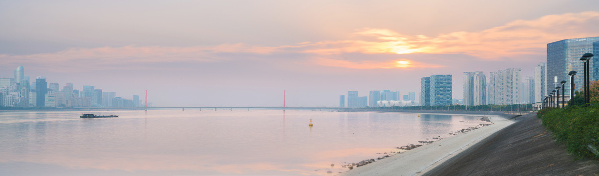 浙江杭州城市建筑和钱塘江风光