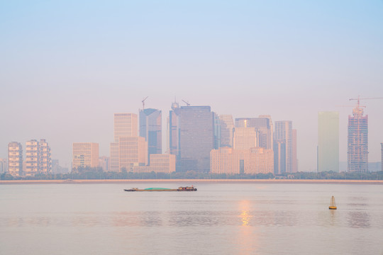 浙江杭州城市建筑和钱塘江风光