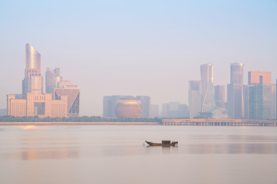 浙江杭州城市建筑和钱塘江风光