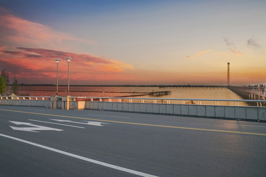 常州西太湖景区的建筑和公路桥梁