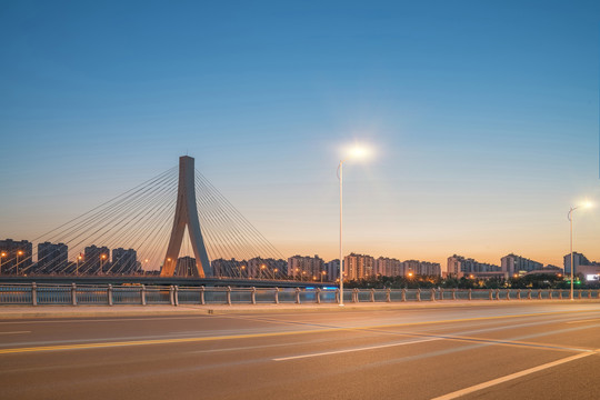 张家暨阳湖景区的建筑和公路桥梁