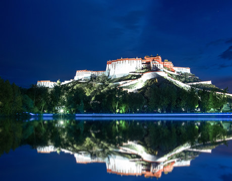 西藏拉萨的布达拉宫夜景