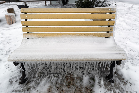 积雪冰挂休闲椅