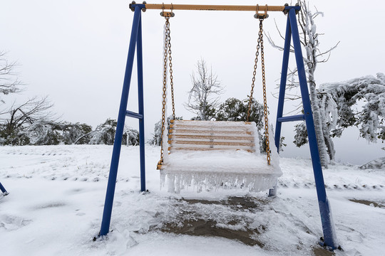 冰雪秋千椅