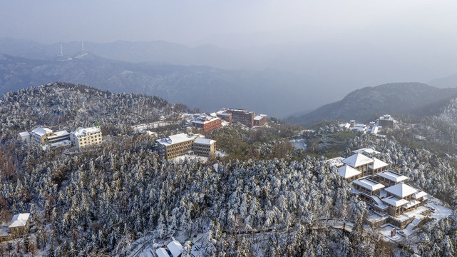 航拍鸡公山雪景