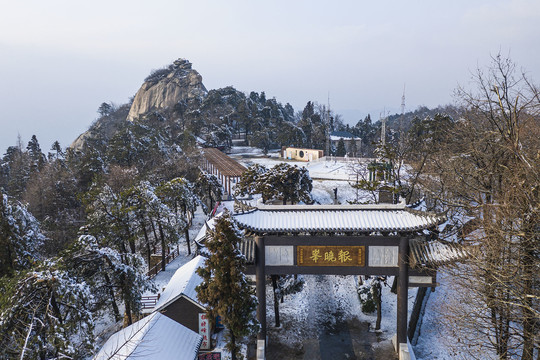 报晓峰雪景