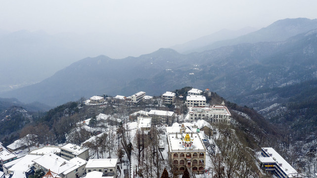 俯瞰鸡公山南街雪景