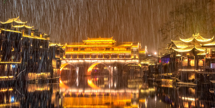 凤凰古城夜景雪景