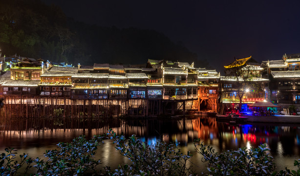 凤凰古城夜景雪景