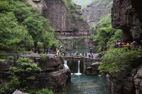 北方的丹霞地貌景区红石峡