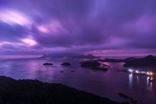 台风来临前的海边