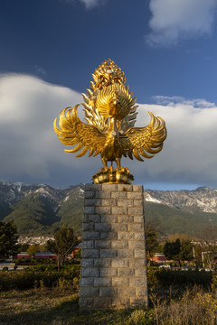 大鹏金翅鸟雕像