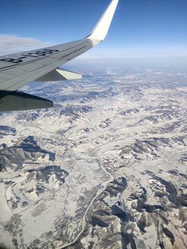 飞机航拍冰雪大地丘陵山区