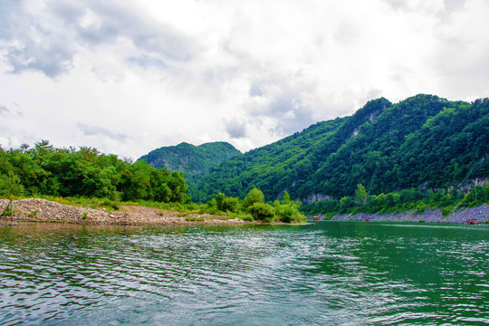 本溪太子河河蜮与山峰