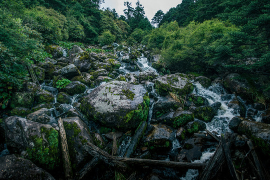 螺髻山山间溪流瀑布