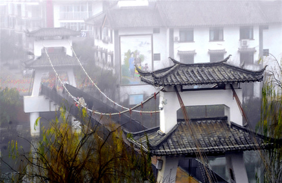 雨中吊桥