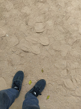 沙滩脚印痕迹