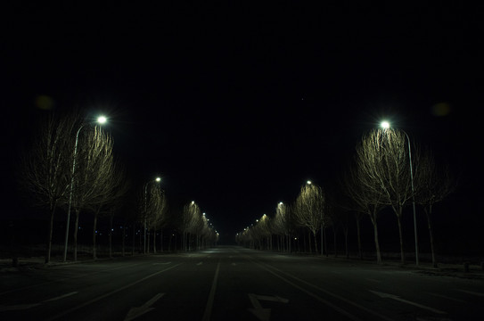 夜间无人马路