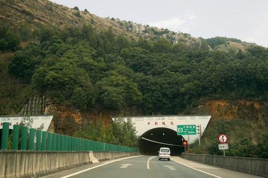 云南京昆高速沙朗隧道