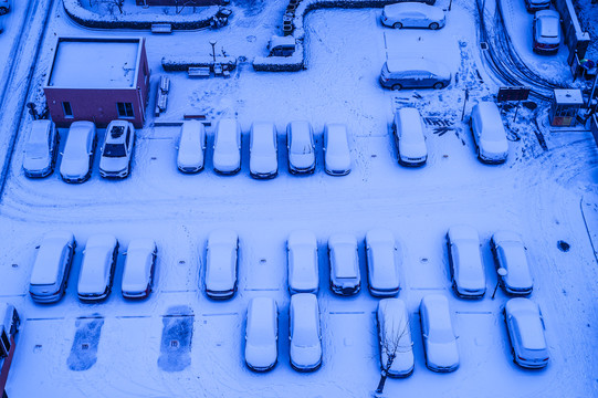 住宅小区停车场雪景