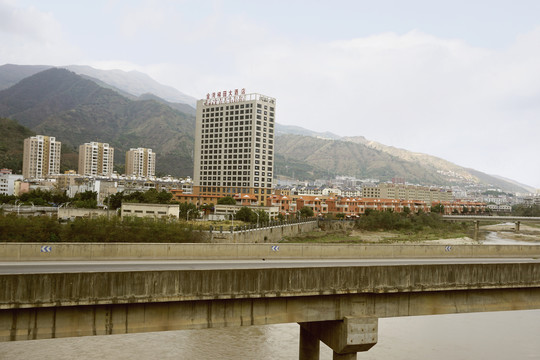云南元陽(yáng)縣城及紅河大橋