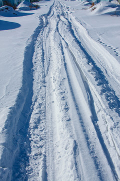 路车辙白雪